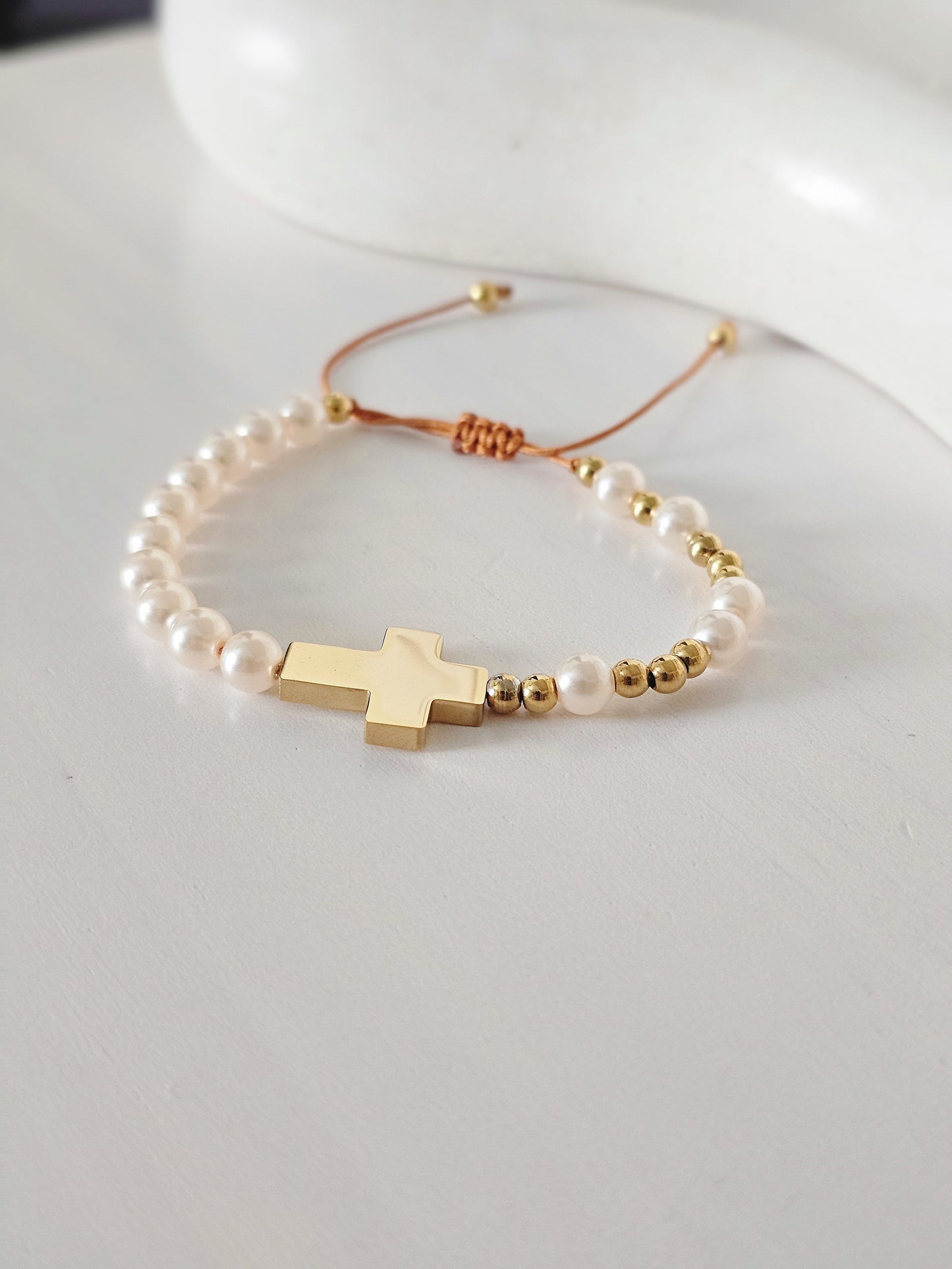 Cruz y perlas