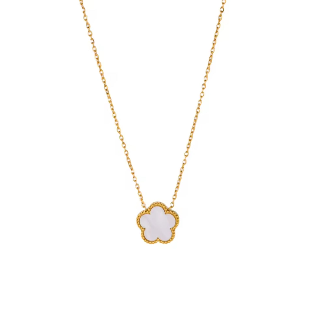 Collar trebol blanco