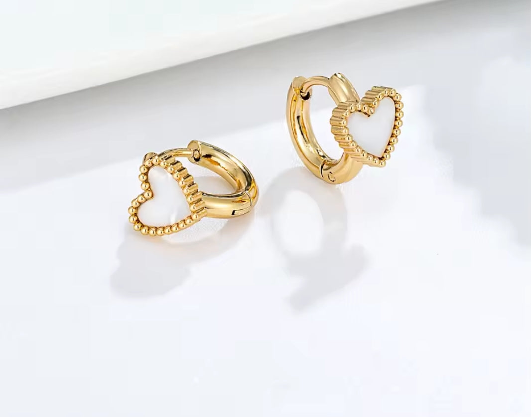 Argollas pequeñas corazón blanco