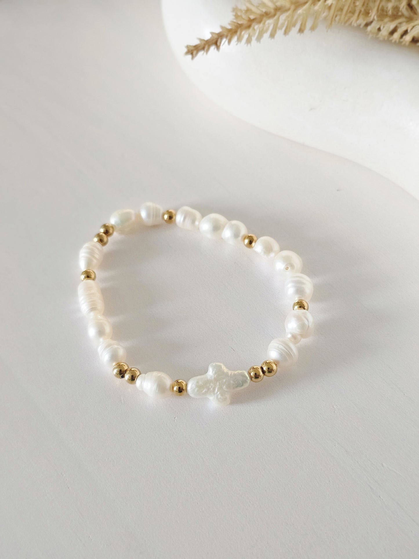 Cruz barroca y perlas