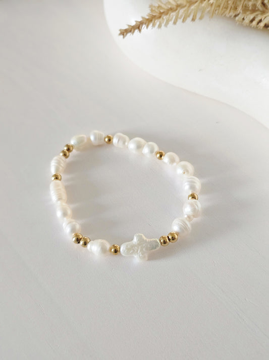 Cruz barroca y perlas