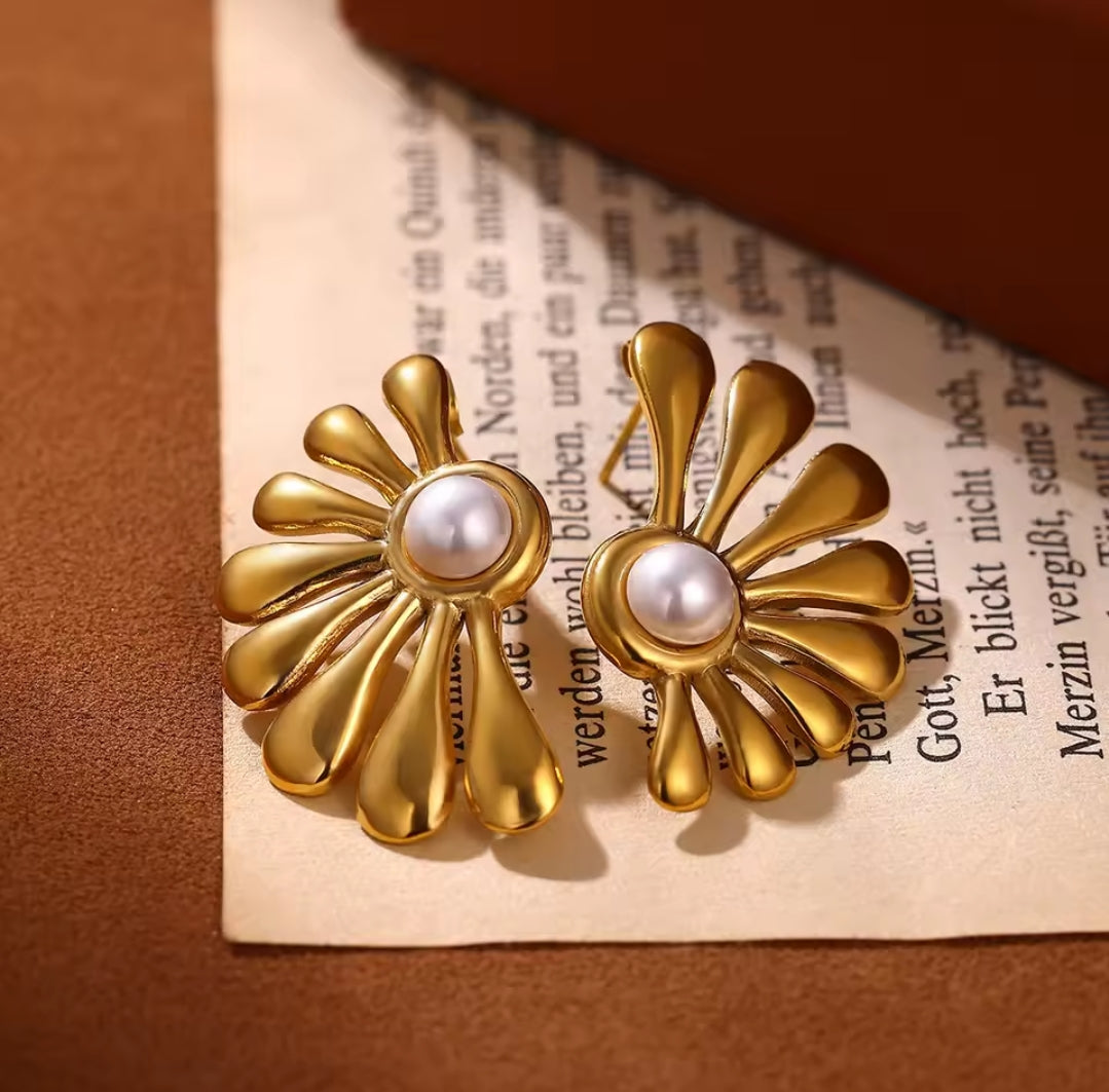 Aretes de media flor con perla