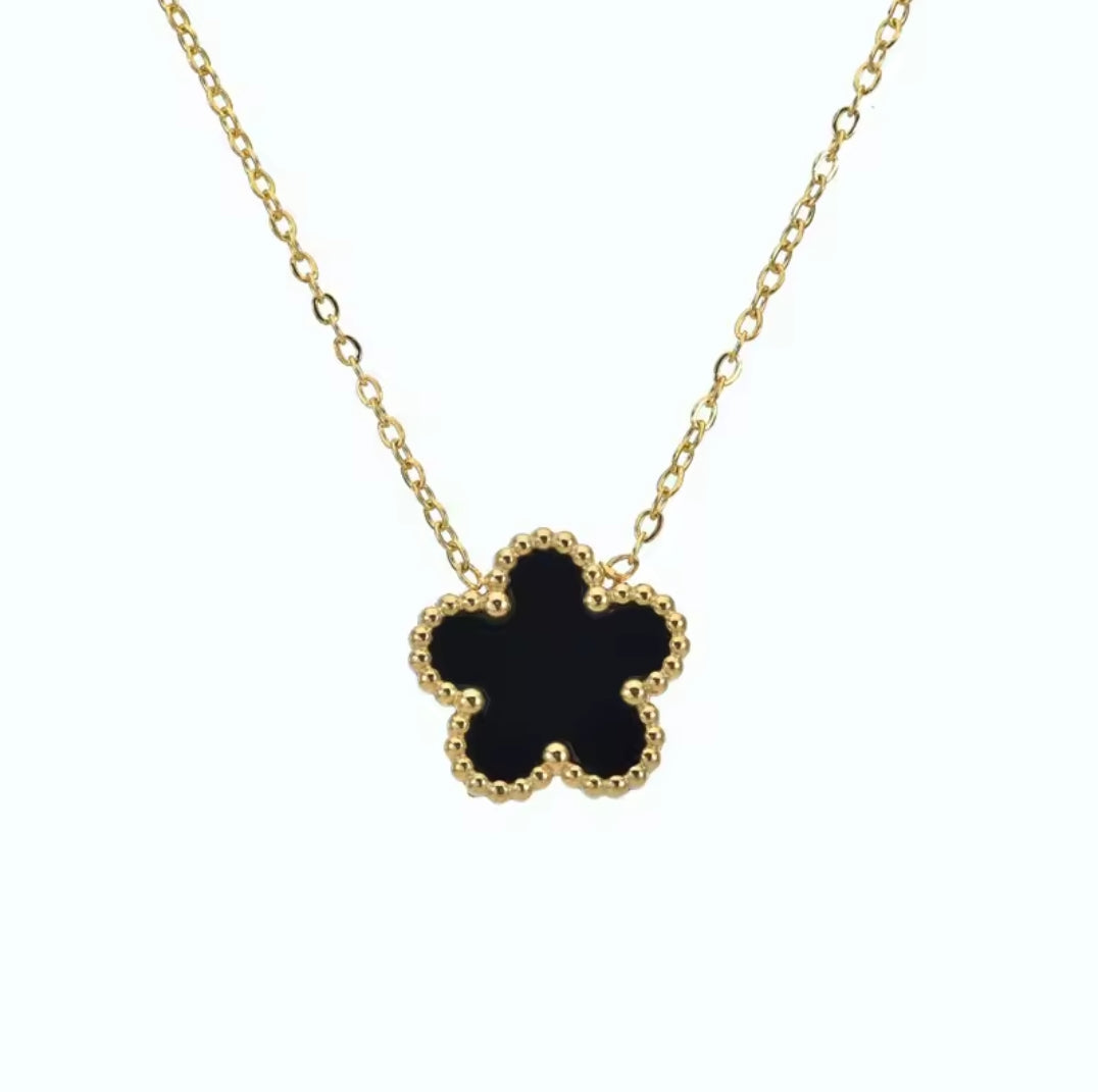 Collar trebol oscuro